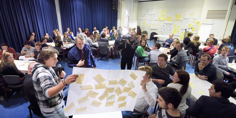 Studenten, bestuurders en politici brainstormen over Eindhoven Studentenstad. Foto | Bart van Overbeeke