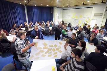 Studenten, bestuurders en politici brainstormen over Eindhoven Studentenstad. Foto | Bart van Overbeeke