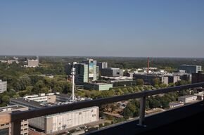 Blik op de TU/e-campus vanaf het dak van het Student Hotel.