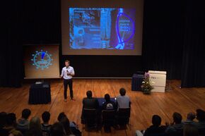 Peter Rindt wint Young Speakers Contest. Foto | Maartje Pontier