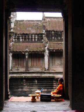 Een monnik bij de tempels van Angkor.