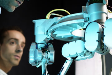Een microchirurgierobot. Foto | Bart van Overbeeke