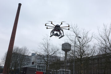 Multicopter boven de TU/e-campus. Foto | Peter Peels