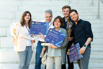 [Translate to English:] Team van de TU/e neemt de SustainaBul in ontvangst. Foto | Vera Duivenvoorden