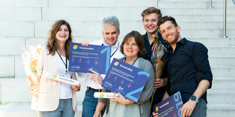 Team van de TU/e neemt de SustainaBul in ontvangst. Foto | Vera Duivenvoorden