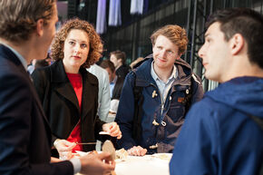 Netwerken en ervaringen uitwisselen. Foto | Bart van Eijden