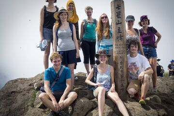 Hiken met uitzicht over Taipei. John zit linksvoor.