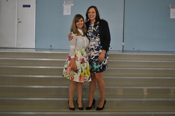 Alexandra Tudorica (links) en Nathalie Kerstens vorige week dinsdag na hun afstuderen bij Bouwkunde.