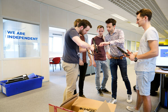 Er wordt druk gewerkt aan het prototype van de Lightyear One. Foto | Bart van Overbeeke