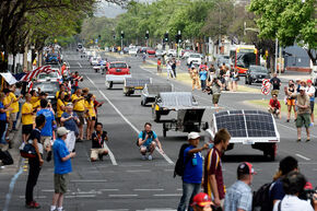 Zonneauto-parade door Adelaide. Foto | Bart van Overbeeke