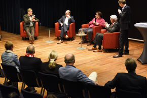 Voetballers en supporter in gesprek. Foto | Bart van Overbeeke