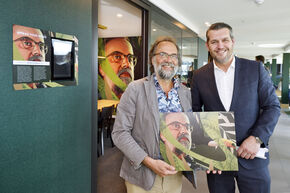 Maarten Steinbuch met Rick Polman, directeur Hotel Eindhoven. Foto | Bart van Overbeeke