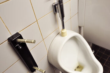 De restanten van het vernielde toiletschot.