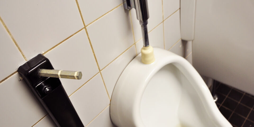 De restanten van het vernielde toiletschot.