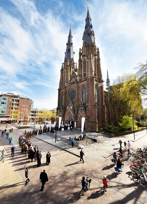 Het cortège verlaat de Catharinakerk.  Foto | Bart van Overbeeke