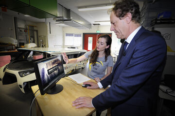Burgemeester Rob van Gijzel en Liselotte Kockelkoren.