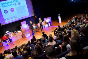 Theatervoorstelling TIME OUT. Foto | Bart van Overbeeke