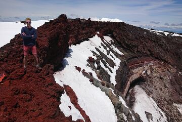 Mart Baelemans op de rand van de krater van Mt Ngauruhoe (Tongariro national park, Nieuw- Zeeland). Foto | Privé-archief Mart Baelemans. 