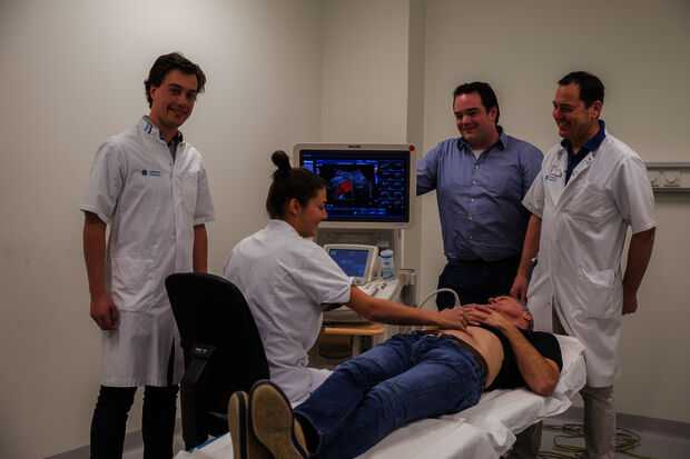 Customization for patients with abdominal aneurysm based on 3D ultrasound imaging