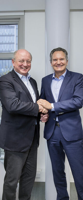 [Translate to English:] Vertrekkend voorzitter Jan Mengelers (links) en zijn opvolger Robert-Jan Smits. Foto | Vincent van den Hoogen