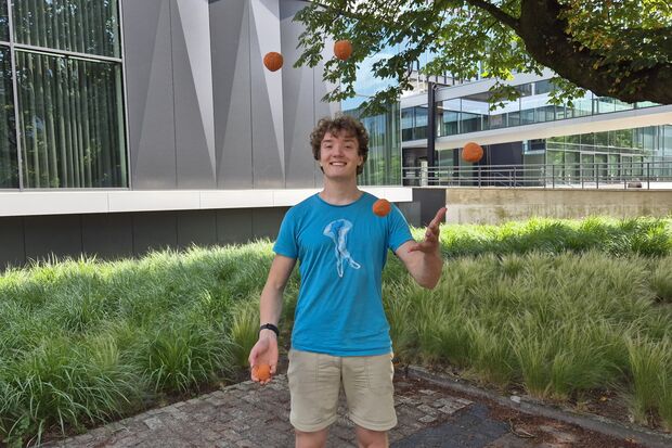 Juggler Karel Schuller: from parade to global performer