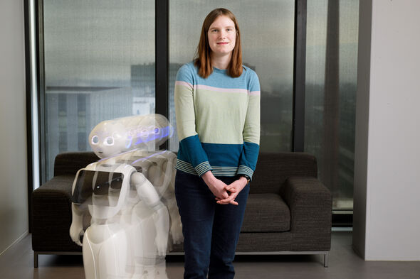 Margot Neggers met robot Eve. Foto | Bart van Overbeeke