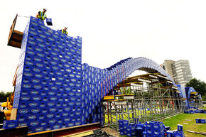 De Eindhovense bierkrattenbrug uit 2012. Archieffoto | Bart van Overbeeke