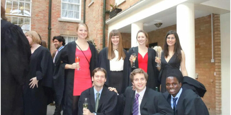 Impressie van een Formal Dinner in St Chad’s College. Lotte staat linksboven in de rode jurk, met het glas champagne.