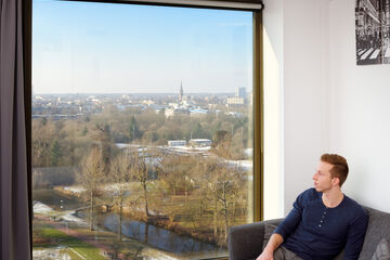 Jeffrey Schijns in zijn kamer in Aurora. Foto | Bart van Overbeeke