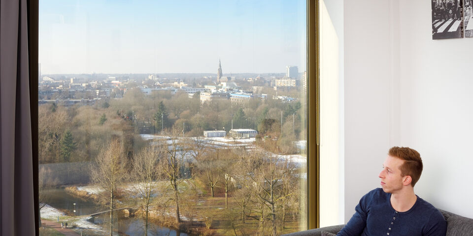 Jeffrey Schijns in zijn kamer in Aurora. Foto | Bart van Overbeeke