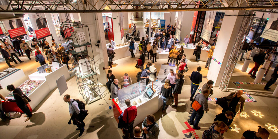 Blik op de expositievloer van Mind the Step 2015 in het Klokgebouw.