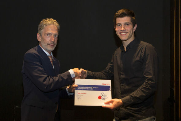 Managing director Laurent Nelissen hands a so-called STimuleringsbeurs to Stijn van Aken. Photo | Arne Olivier