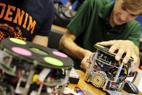 Demonstraties en reparaties op woensdag. Foto l Bart van Overbeeke