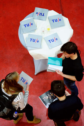 Studenten bekijken het boek. Foto | Bart van Overbeeke Studenten bekijken het boek. Foto | Bart van Overbeeke