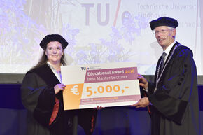 Onderwijsprijs voor Tanja Lange. Foto | Bart van Overbeeke