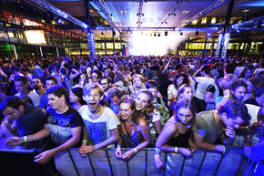 Feesten bij MetaForum. Foto | Bart van Overbeeke Feesten bij MetaForum. Foto | Bart van Overbeeke