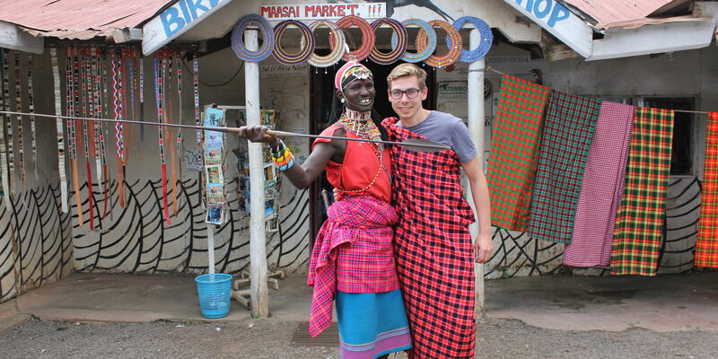 Marvin en een Masai-krijger in traditionele kleding.