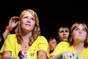 Studenten bij optreden Go Back to the Zoo. Foto l Bart van Overbeeke