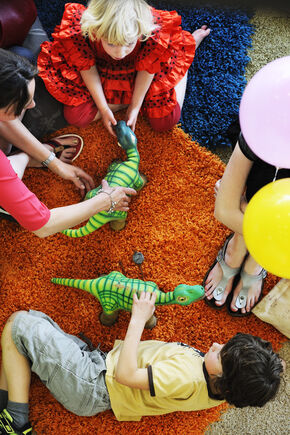 Knuffelen met de Pleo's. Foto | Bart van Overbeeke Knuffelen met de Pleo's. Foto | Bart van Overbeeke