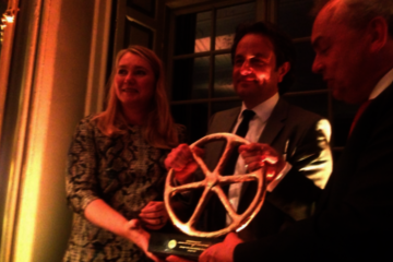 Minister Schultz van Haegen en Carlo van de Weijer (midden) met het gouden wiel