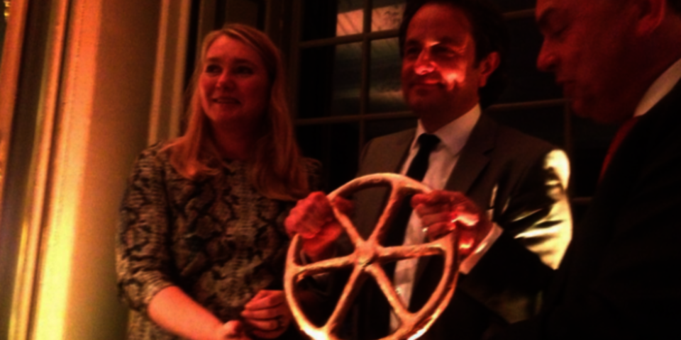 Minister Schultz van Haegen en Carlo van de Weijer (midden) met het gouden wiel
