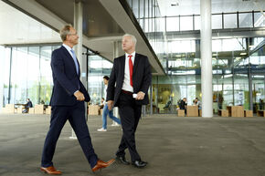 Minister Kamp in de markthal van MetaForum. Foto | Bart van Overbeeke