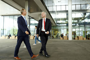 Minister Kamp in de markthal van MetaForum. Foto | Bart van Overbeeke Minister Kamp in de markthal van MetaForum. Foto | Bart van Overbeeke