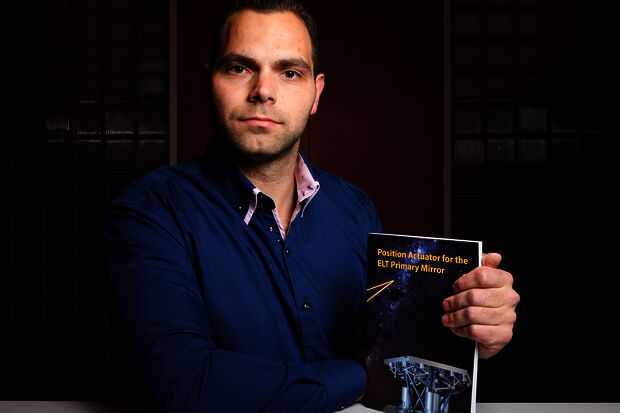 Sluitstuk | Een spiegel die sterren volgt