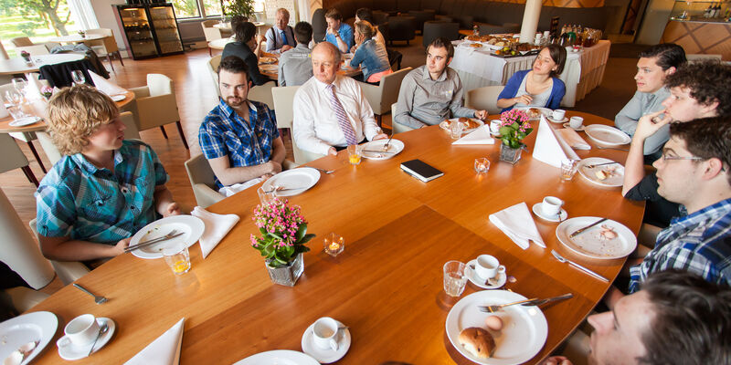 Studenten aan de ontbijttafel met CvB-voorzitter Jan Mengelers. Foto | Bart van Eijden