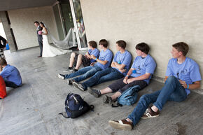 Dit verse bruidspaar kreeg een warm applaus van de studenten