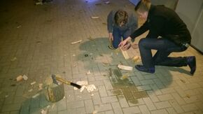 Houthakken en knutselen. Houthakken en knutselen.