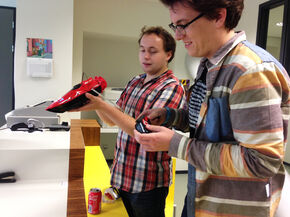 GEWIS'ers regelen een nieuwe batterij. GEWIS'ers regelen een nieuwe batterij.