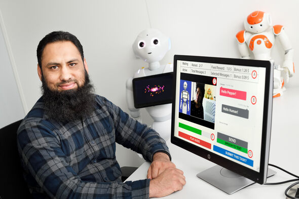 Tahir Abbas met Pepper-robot en interface voor 'crowd workers'. Foto Bart van Overbeeke