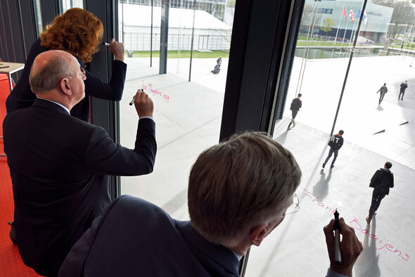 Alumnus Jan Mengelers puts his signature up on Alumni Avenue together wil co-alumnus rector Frank Baaijens. Photo | Bart van Overbeeke